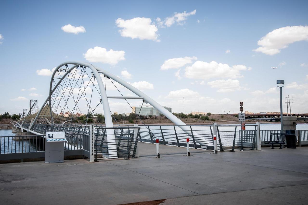 Holiday Inn & Suites Phoenix Airport By Ihg Exterior photo