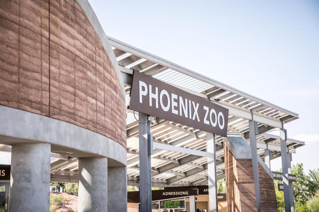 Holiday Inn & Suites Phoenix Airport By Ihg Exterior photo